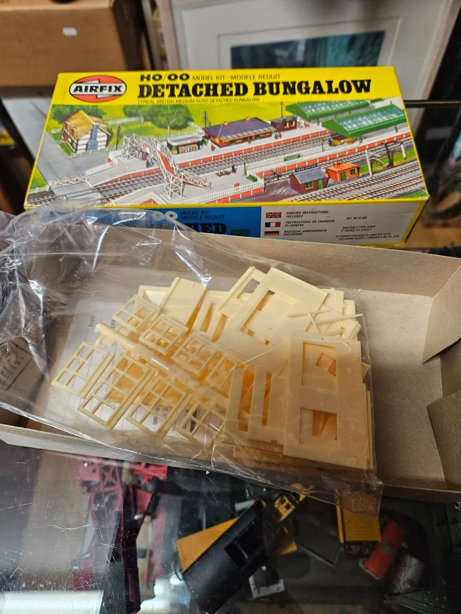 Hornby Airfix OO Gauge Model Kit - Image 2
