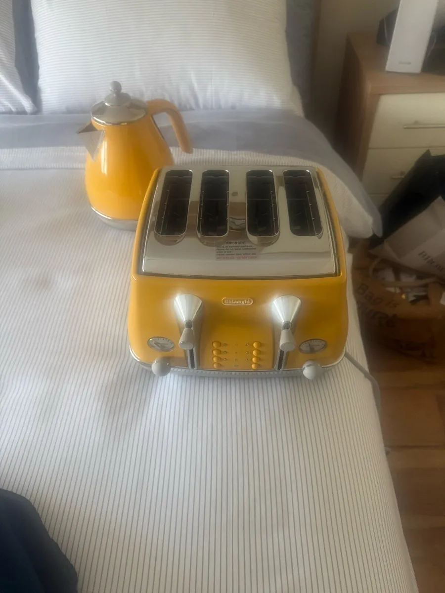 Delongi kettle & Toaster New - Image 1