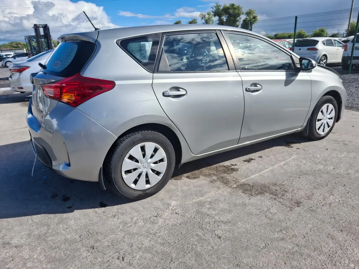 132 Toyota Auris Light Damage 110km - Image 3