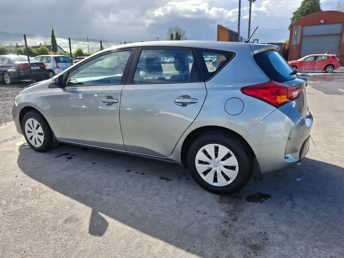 132 Toyota Auris Light Damage 110km - Image 4