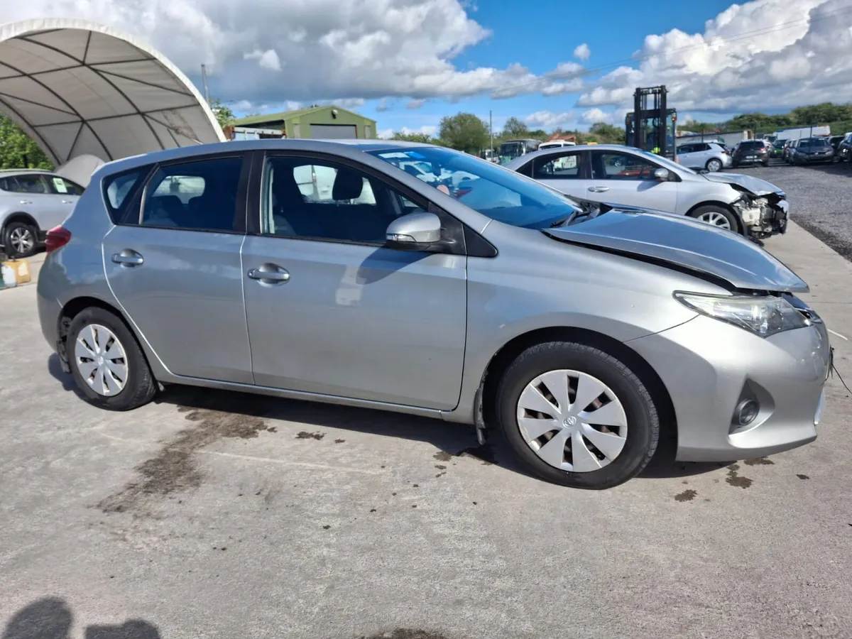 132 Toyota Auris Light Damage 110km - Image 1
