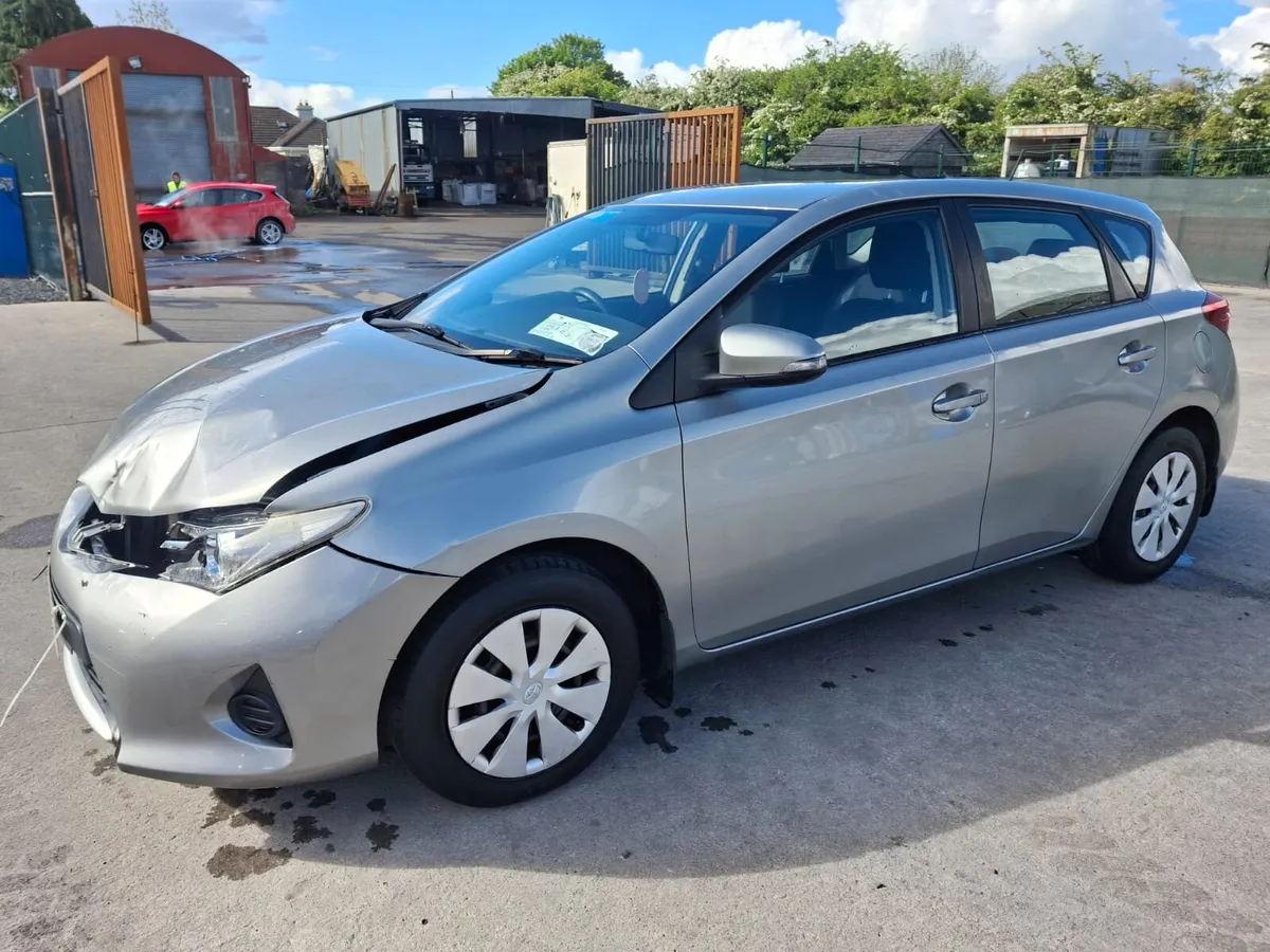 132 Toyota Auris Light Damage 110km - Image 2