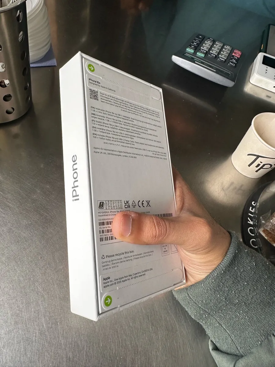 iPhone 16e - Image 2