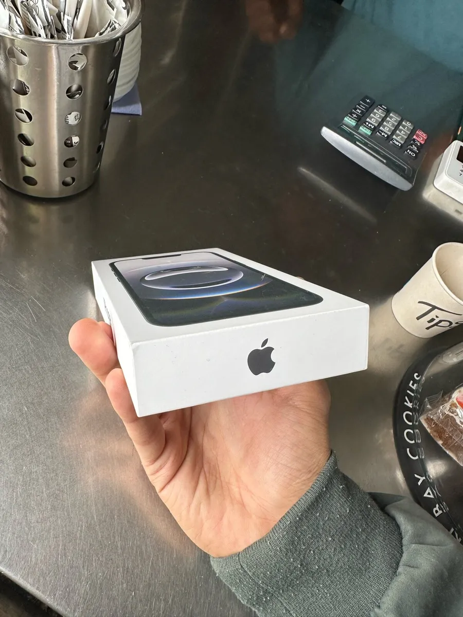 iPhone 16e - Image 3