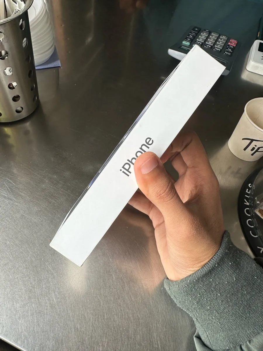 iPhone 16e - Image 4