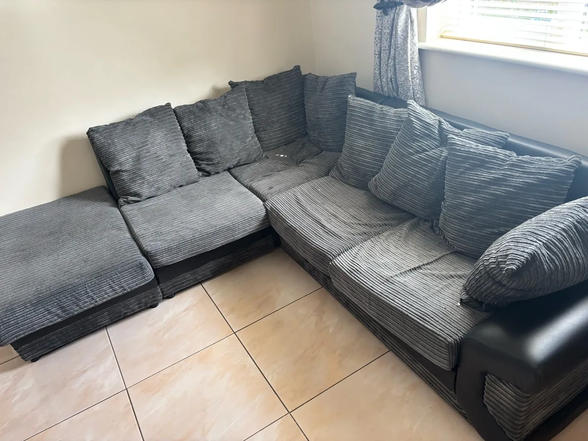 Corner couch - Image 1