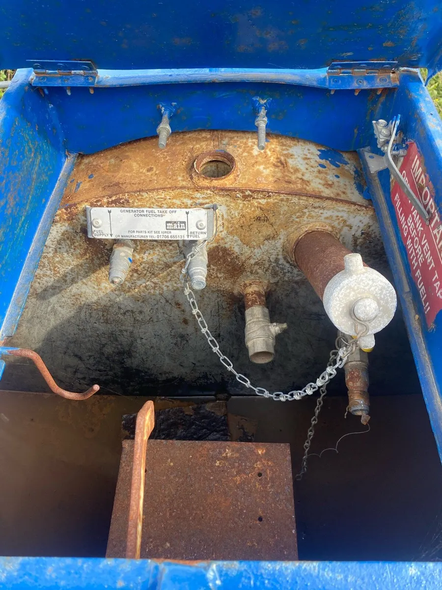 Fuel bowser - Image 4