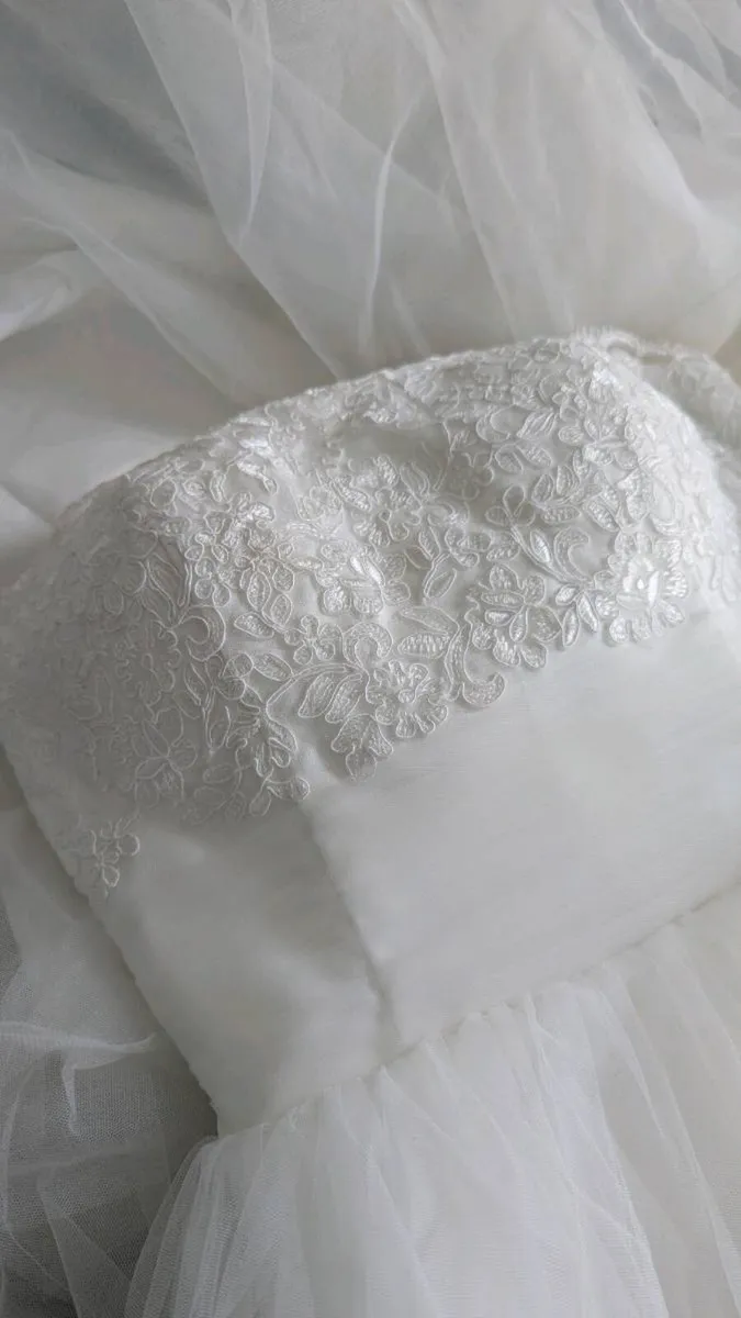 Lace and tulle wedding dress (A-line) - Image 1