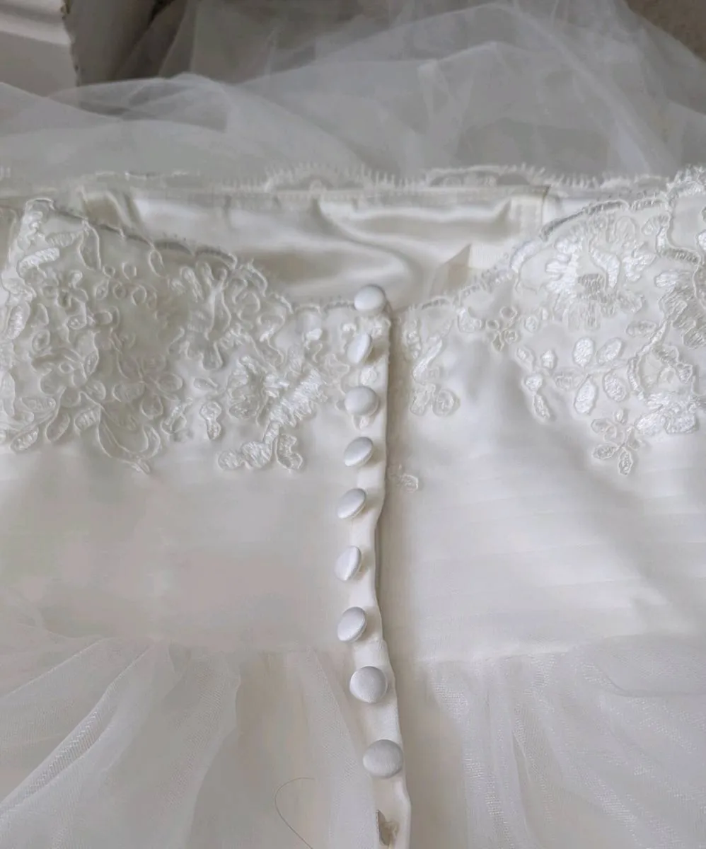 Lace and tulle wedding dress (A-line) - Image 2