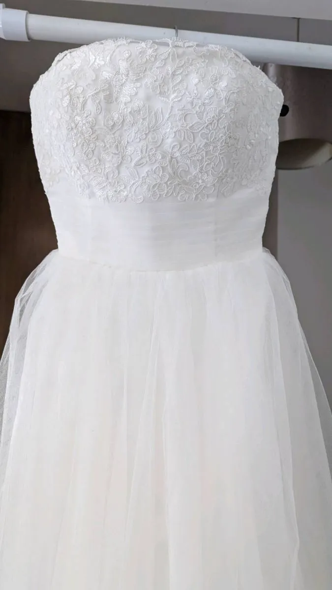 Lace and tulle wedding dress (A-line) - Image 3