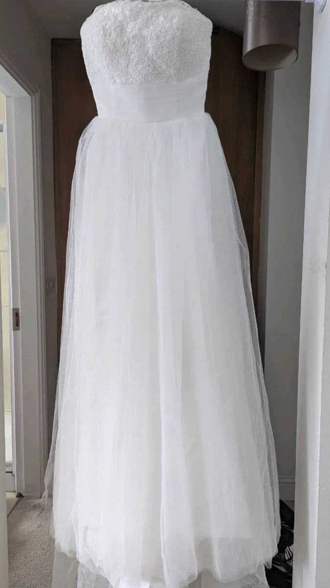 Lace and tulle wedding dress (A-line) - Image 4