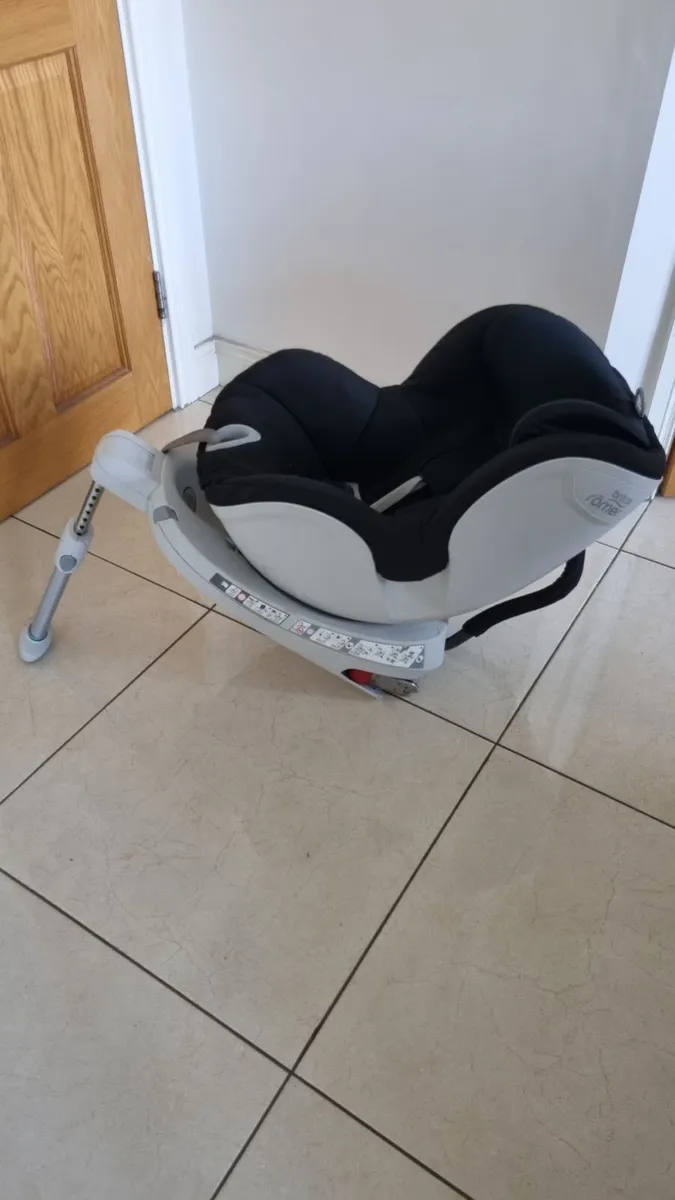 Britax Romer 360 Rotating Car Seat with isofix - Image 1