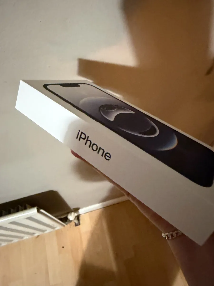 iPhone 16e - Image 2