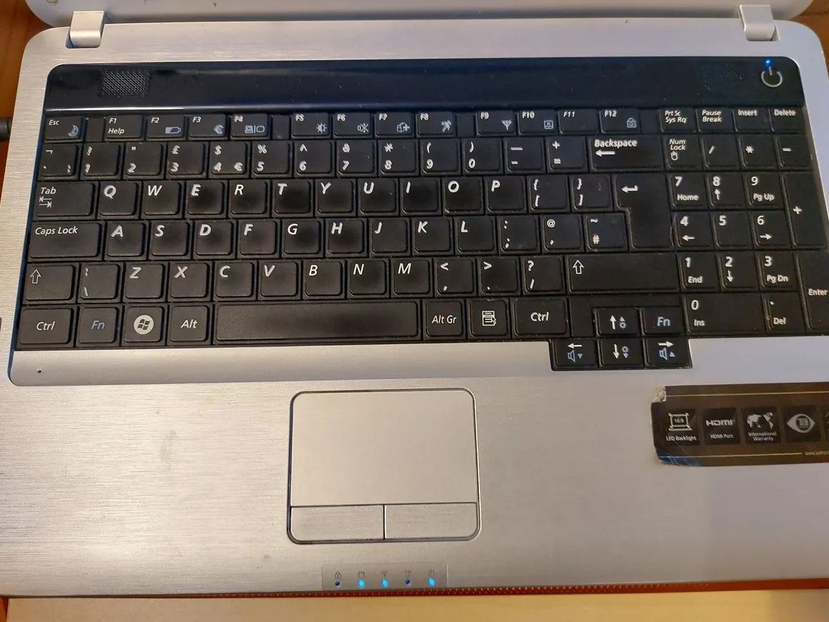 Samsung 15.6 Laptop, Model NP-R530, Red, 2GB 300GB - Image 3