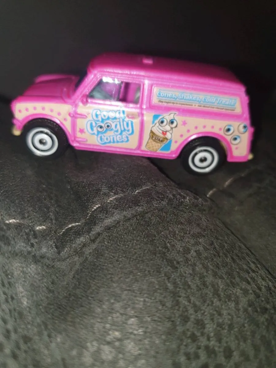 MATCHBOX MINI VAN 2006 MODEL - Image 1