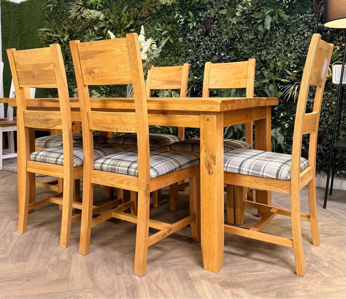 Solid oak kitchen table & 6 chairs - Image 3