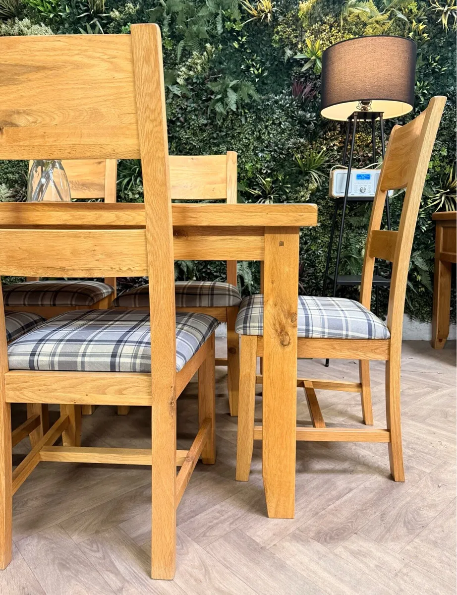 Solid oak kitchen table & 6 chairs - Image 4