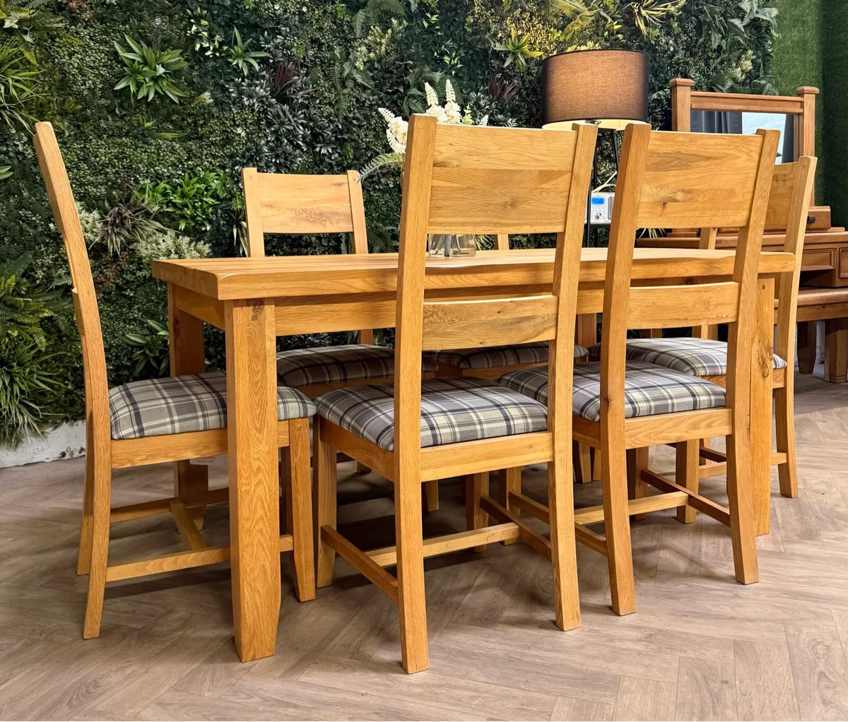 Solid oak kitchen table & 6 chairs - Image 1