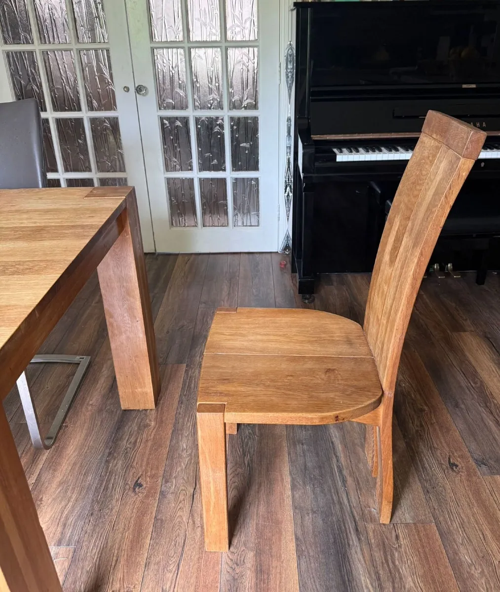 Solid oak dining table and 2 solid oak chairs - Image 3