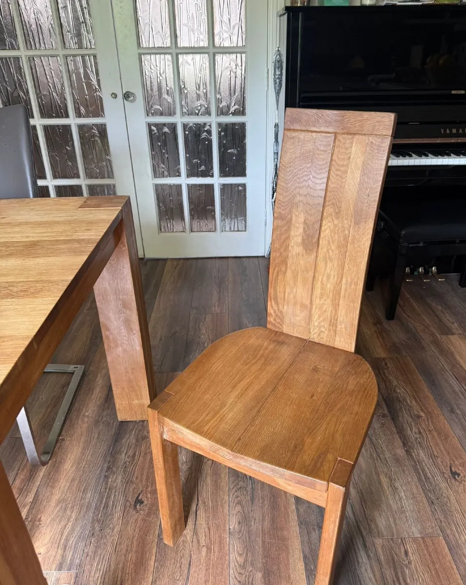 Solid oak dining table and 2 solid oak chairs - Image 4