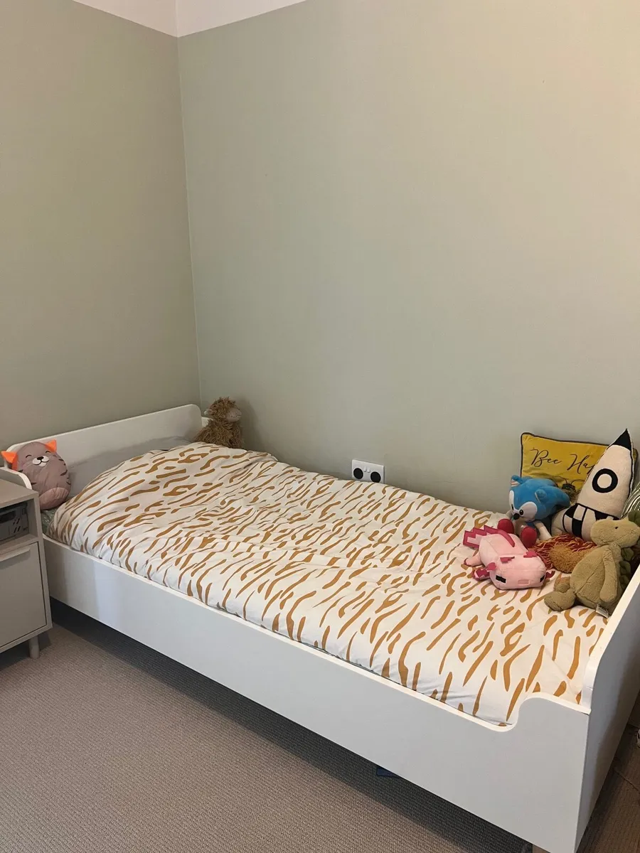 Single bed with mattress - Image 1