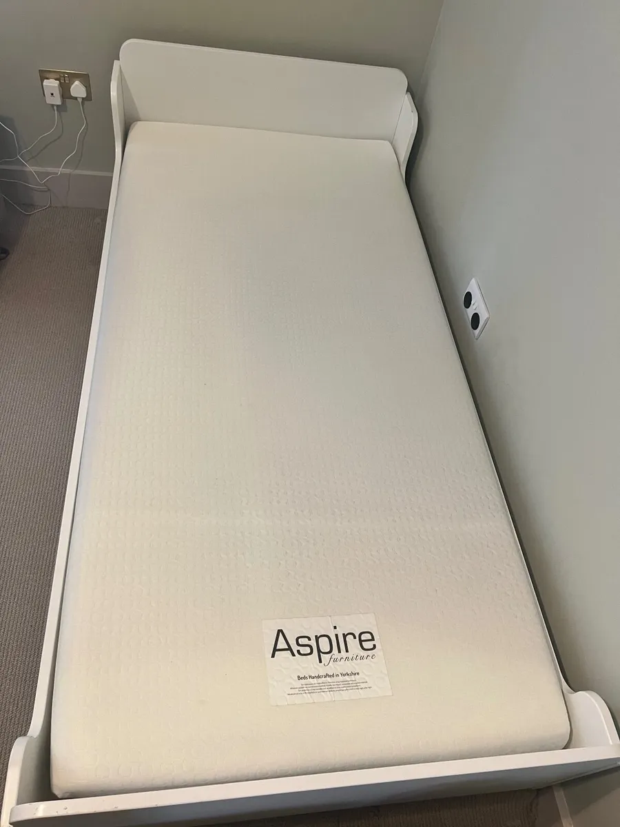 Single bed with mattress - Image 2