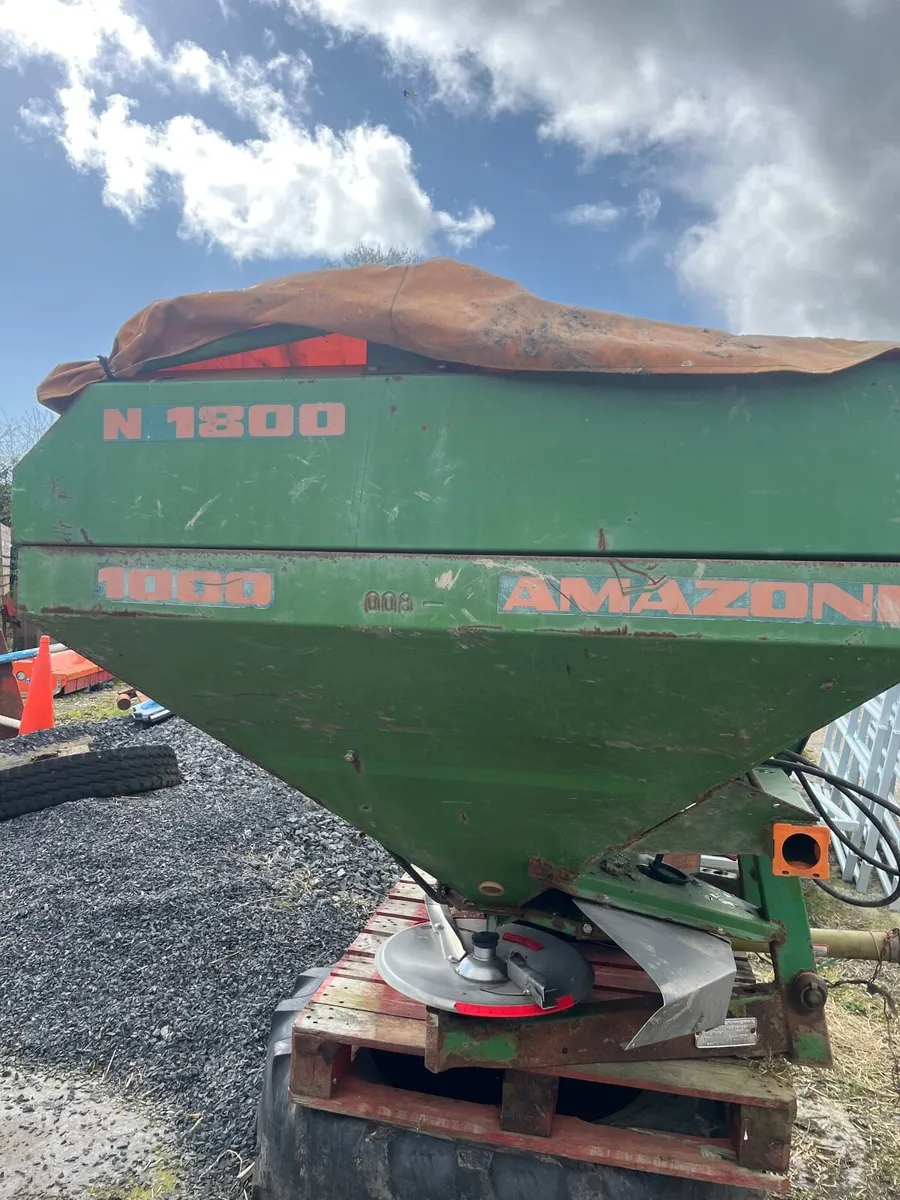 Fertiliser spreader - Image 1