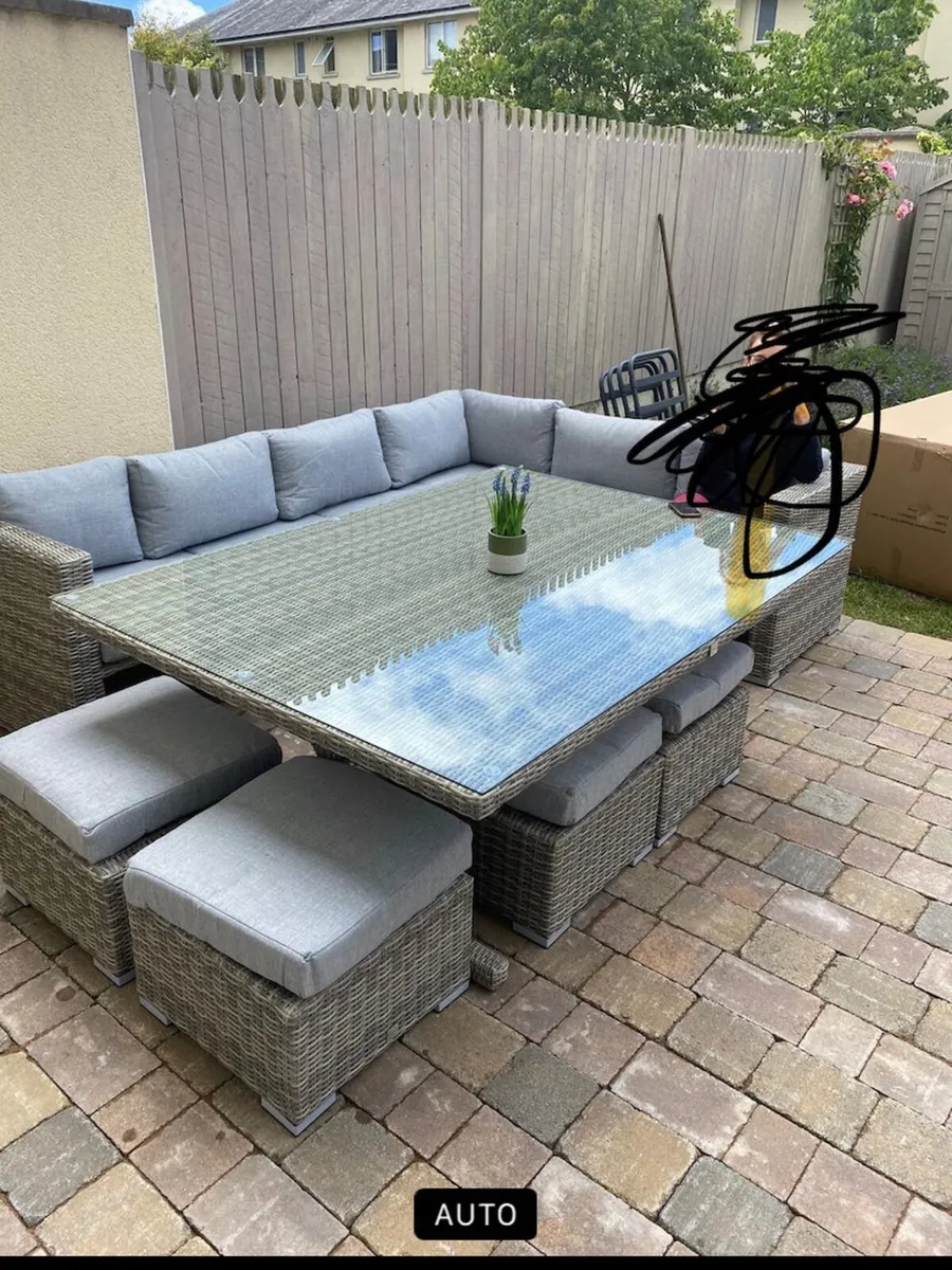 Outdoor table - Image 1