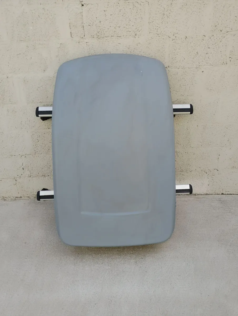 Dacia Sandero roof box with rails - Image 2
