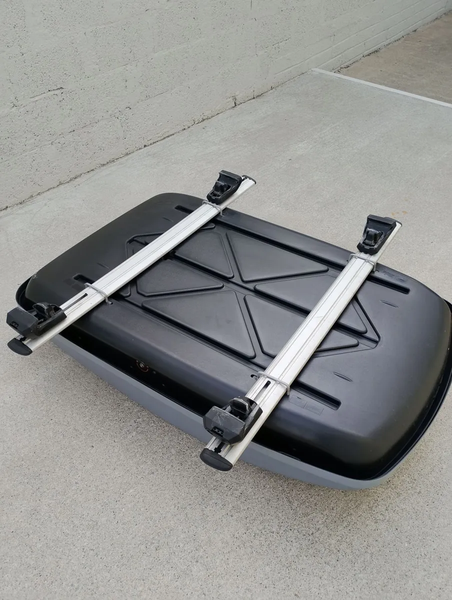Dacia Sandero roof box with rails - Image 3