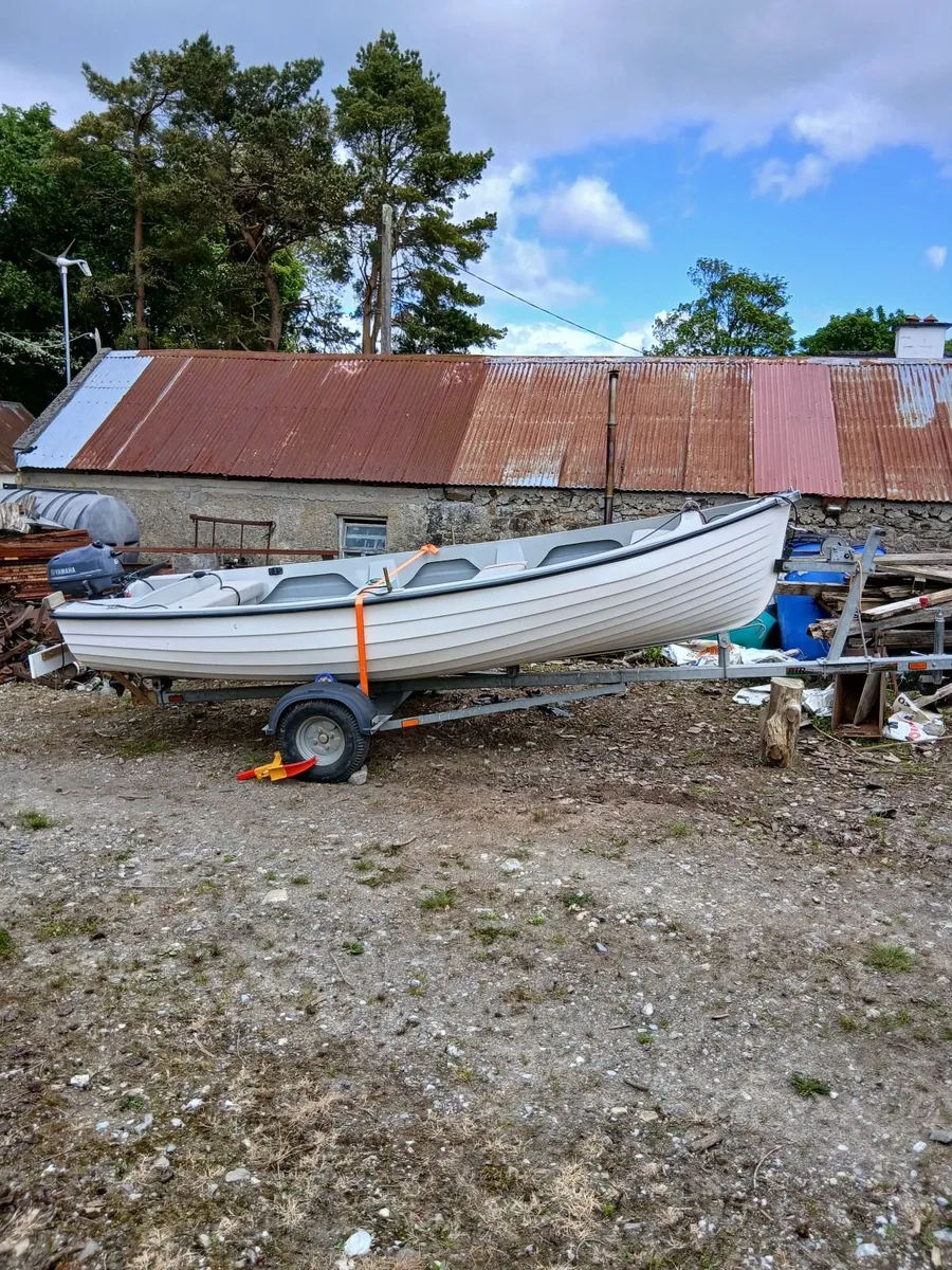 14ft fibreglass fishing boat with engine and trail - Image 3