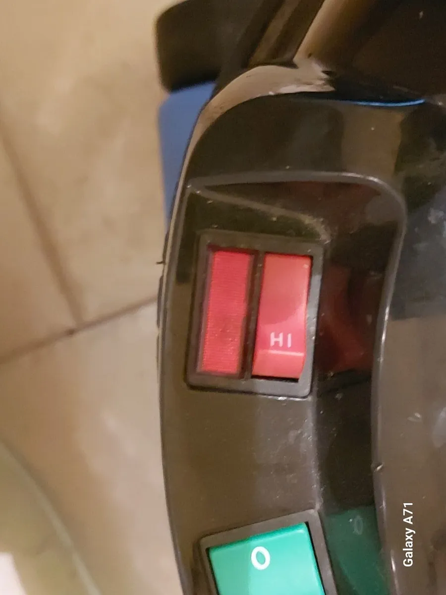 BLUE Henry Vacuum Cleaner in like new condition - Image 4