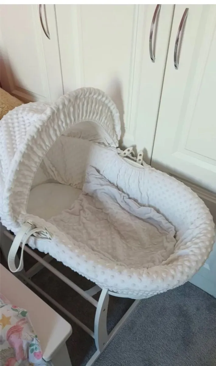 White wicker moses basket - Image 1