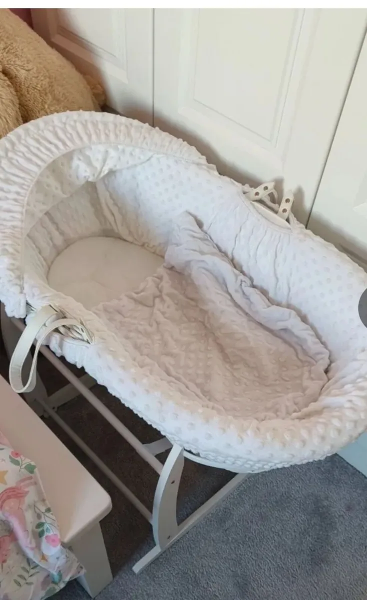 White wicker moses basket - Image 3