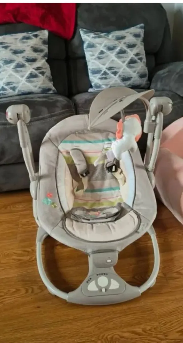 Baby swinging chair - Image 1