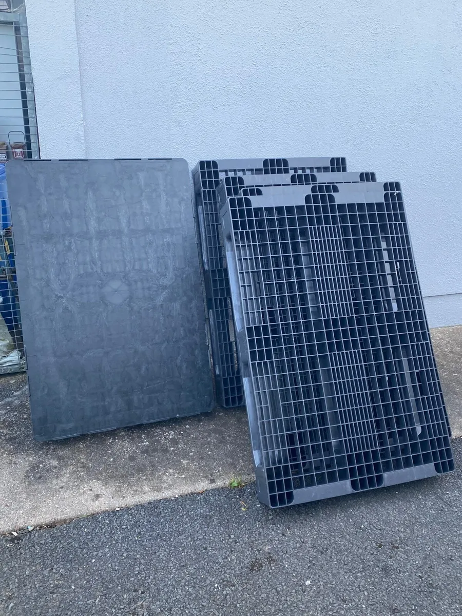 Plastic pallets like new