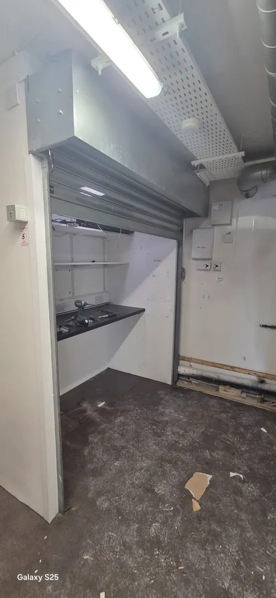 Electric shutter door - Image 1