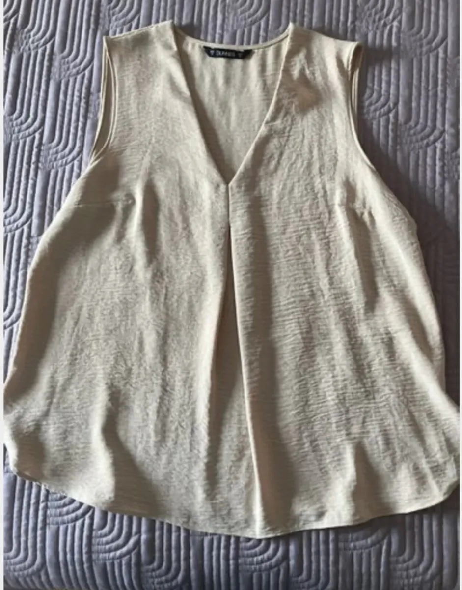 Dunnes sleeveless top size 12 - Image 1