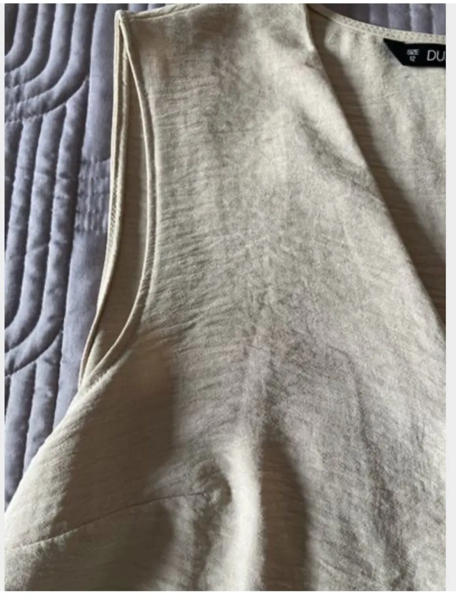 Dunnes sleeveless top size 12 - Image 3