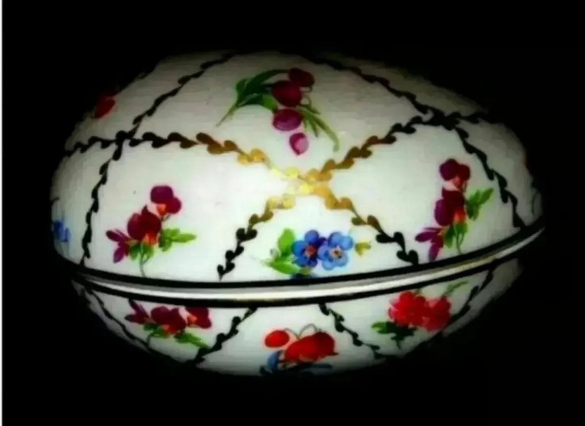 Vintage Porcelain Trinket Box - Image 1