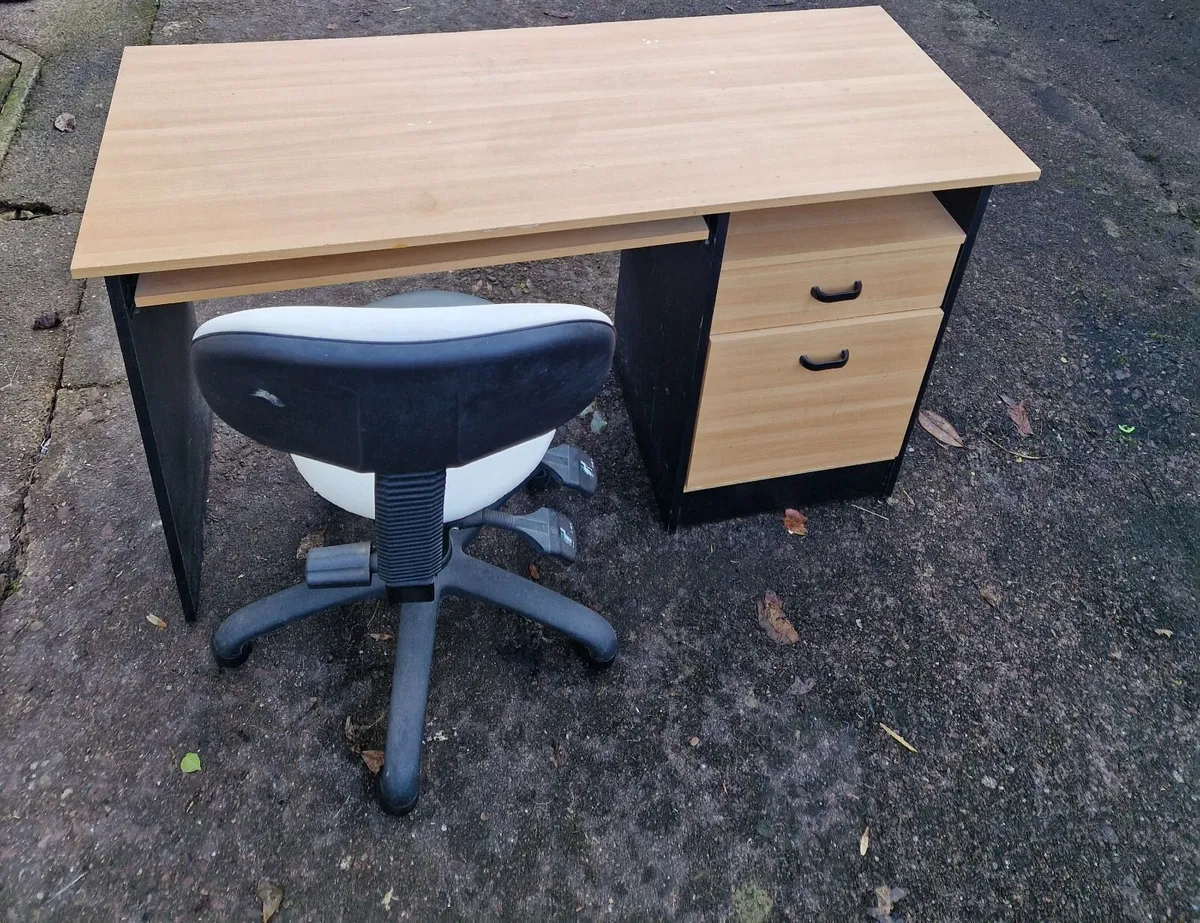 Table and chair - Image 1