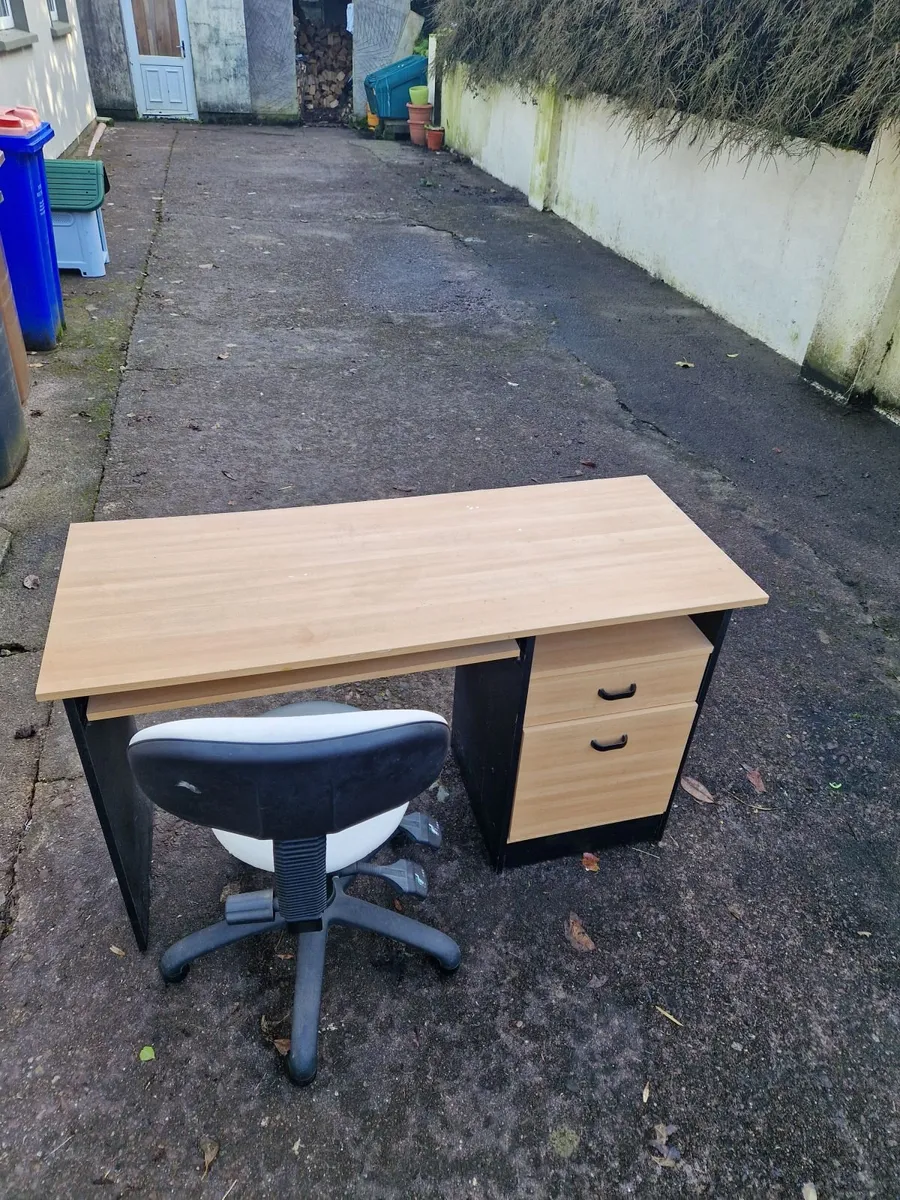 Table and chair - Image 2