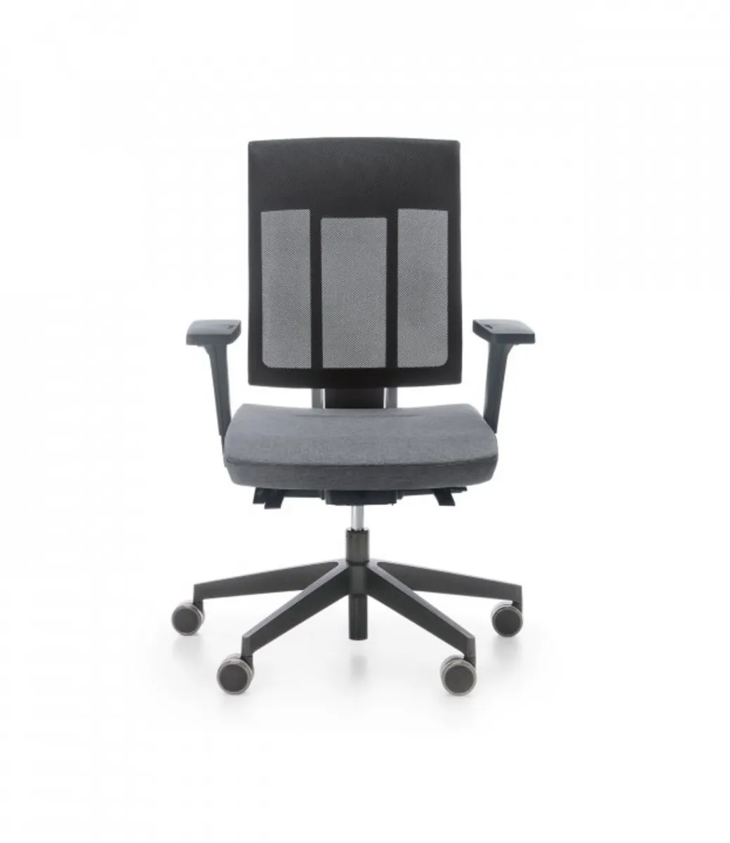 Profim xenon net office chairs x 8 - Image 1