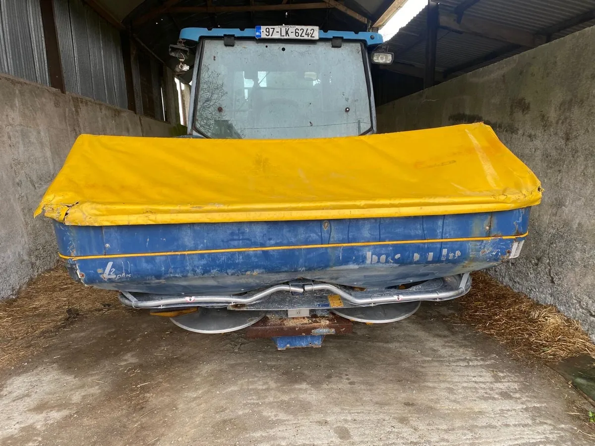 Fertilizer spreader - Image 1
