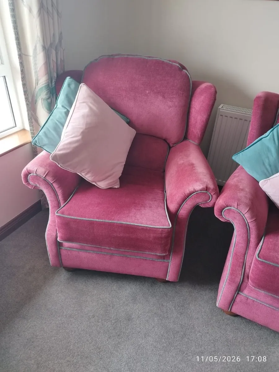 Sofa and two armchairs  with pillows - Image 2