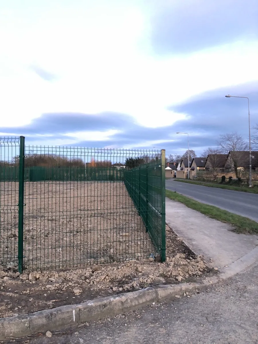 Vmesh fence panels , posts , gate - Image 2