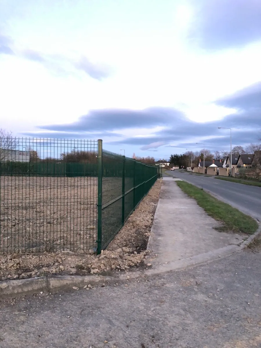 Vmesh fence panels , posts , gate - Image 3