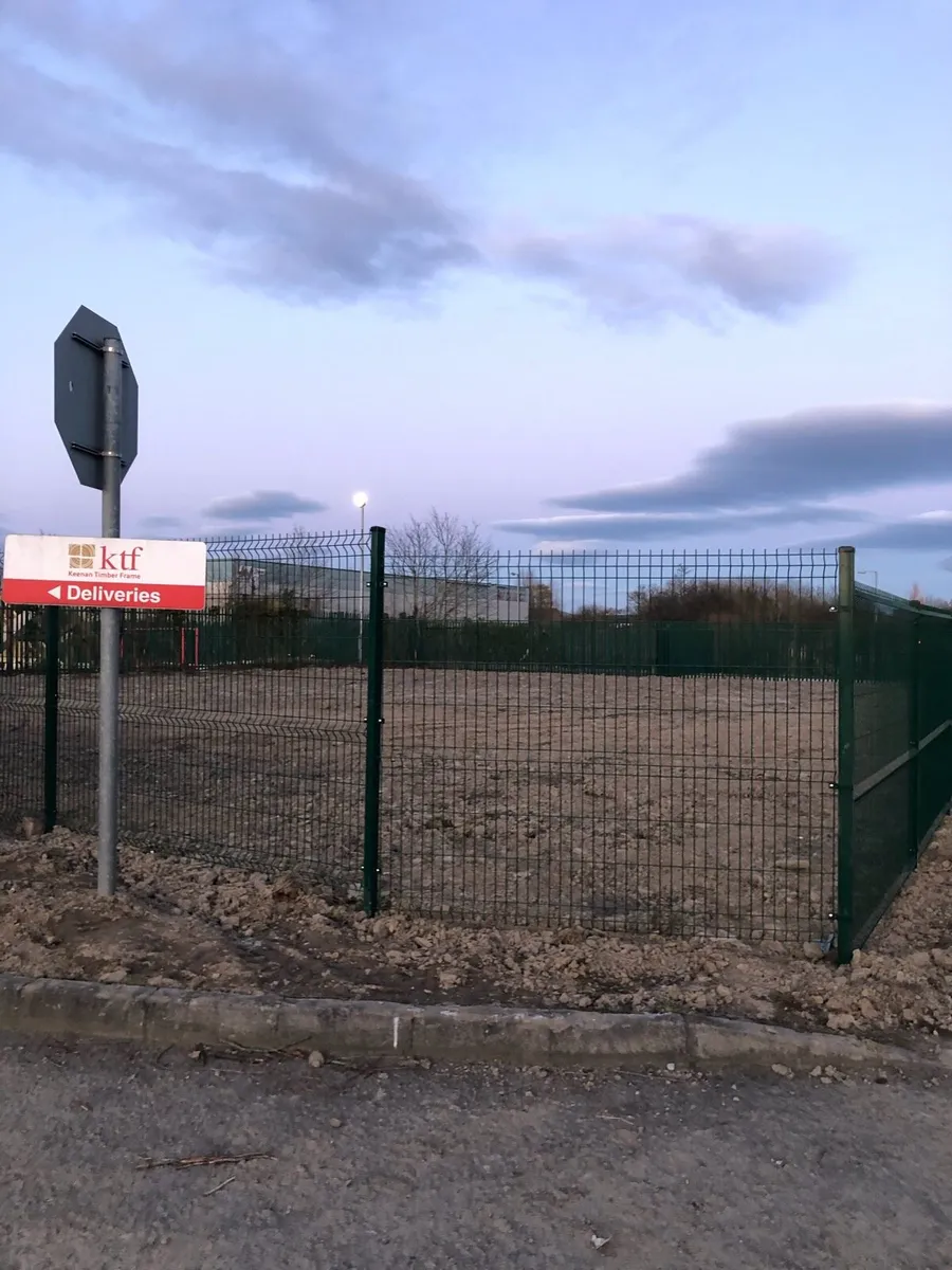 Vmesh fence panels , posts , gate - Image 1