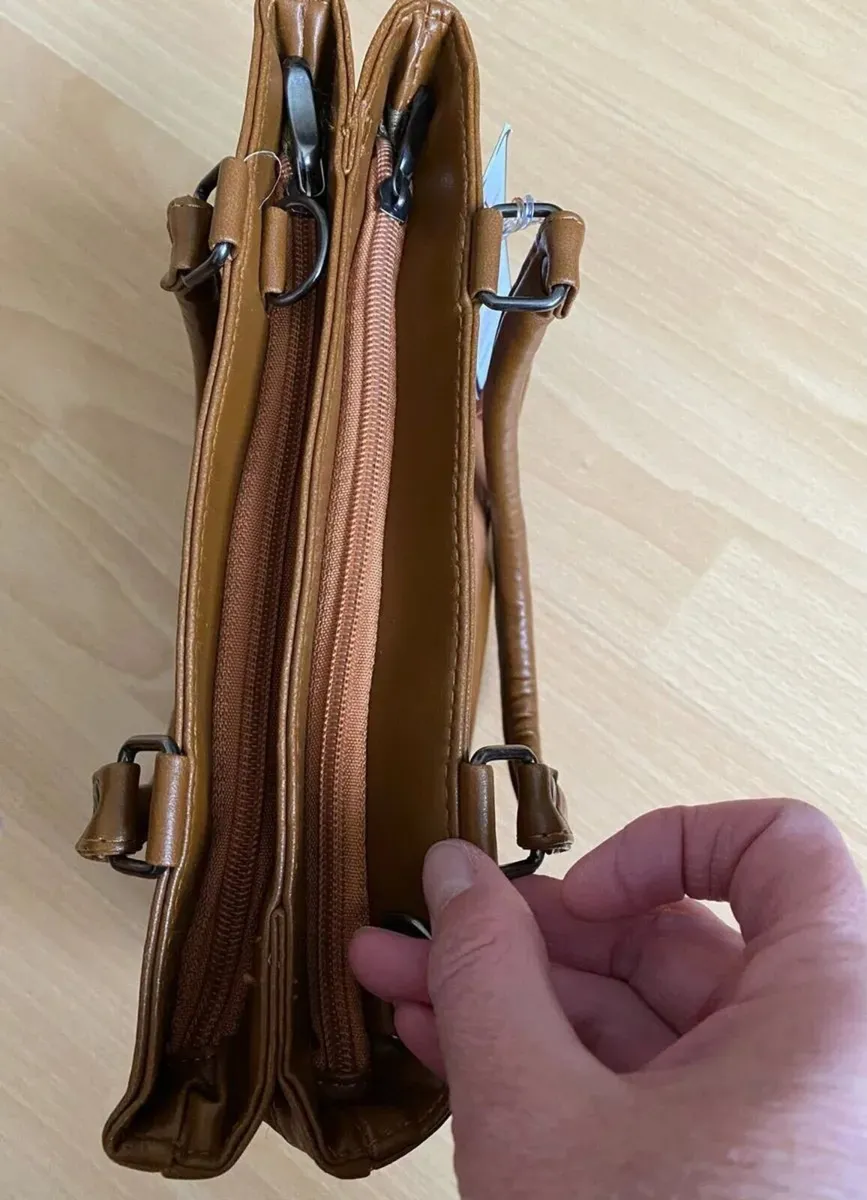 NEW WITH TAGS Shenzhou Leather Handbag ShoulderBag - Image 3