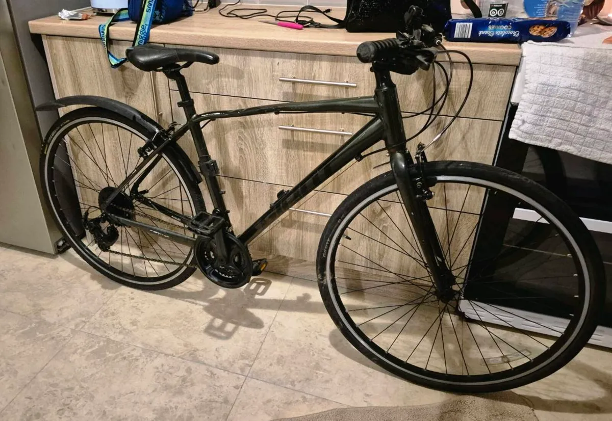 ADULTS GIANT ESCAPE 3 HYBRID BICYCLE FEATURING A L - Image 1